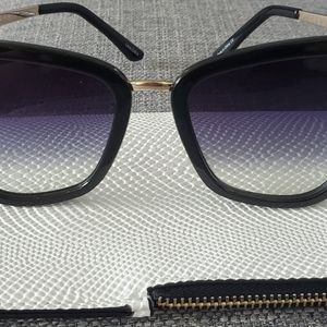Quay sunglasses Reina: NOT MINI. (I purchased not realizing )